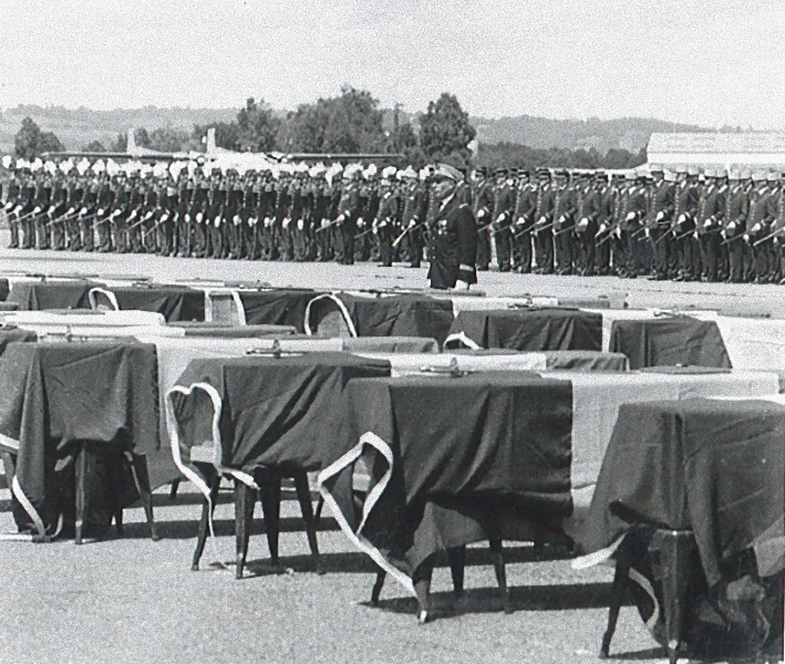 8_F 71 334 R18_e.jpg - Honneurs...